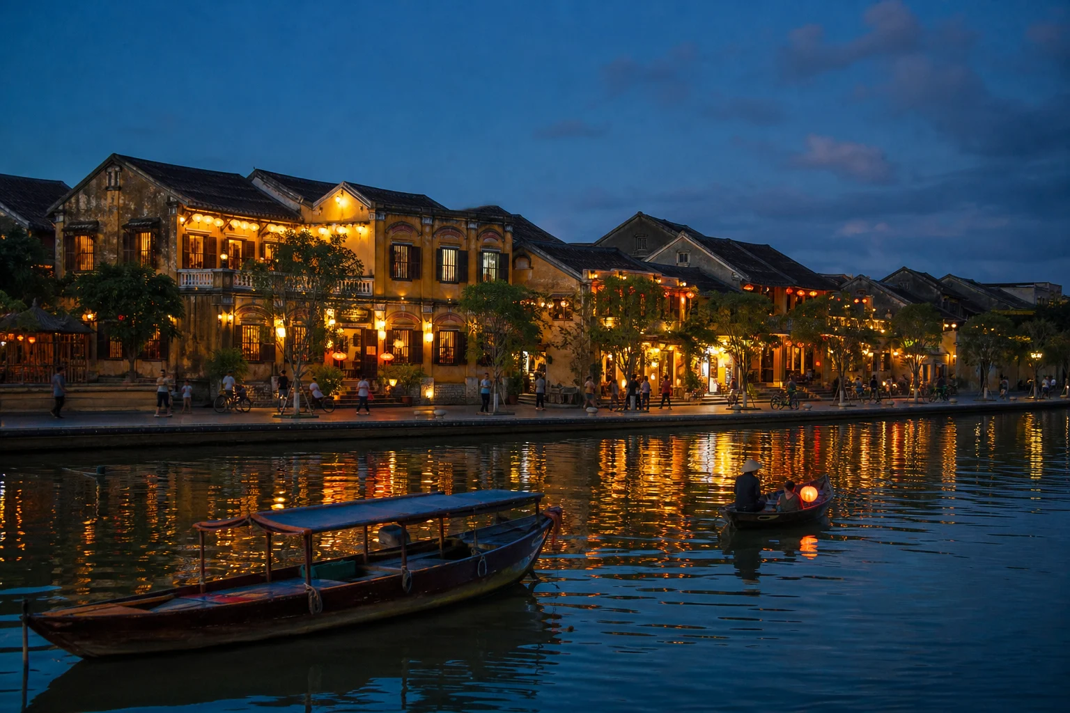 Hoi An illuminée au bord de la rivière à la tombée du jour