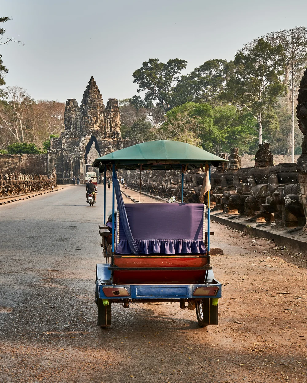 Tuk-tuk devant une porte monumentale d’Angkor